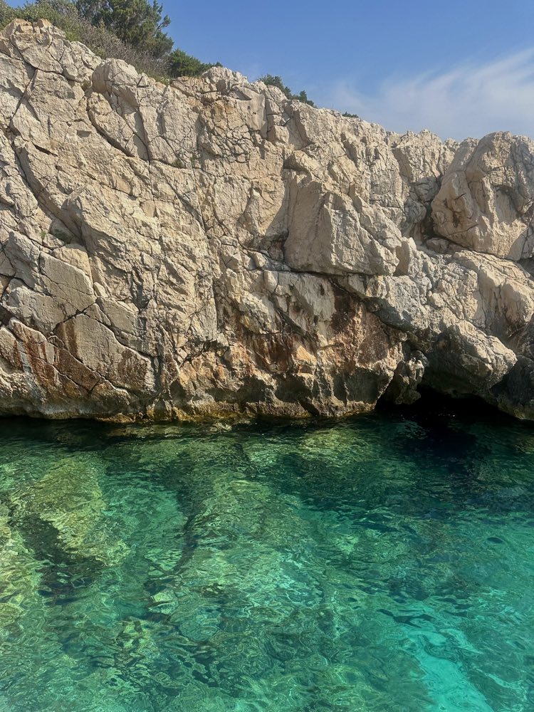Clear turquoise water against a limestone cliff near Korčula